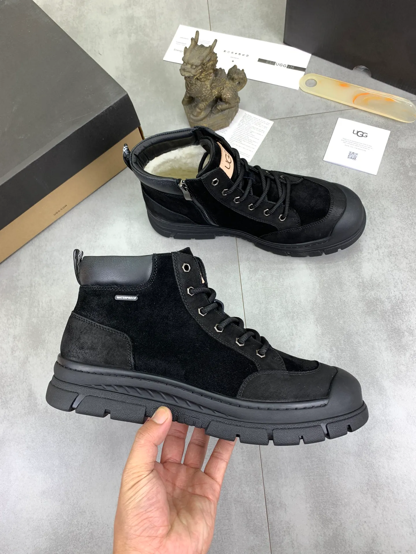 Men's Men's Shoes P620 [New Style] 💰 🆘 "Real Wool" [UGG] 👉 Popular men's shoes official website synchronization 🔰 Genuine quality [proud] is not comparable to the imitations in the general market 🌀 The upper is imported Italian frosted cowhide, and the lining: foot pad 🅰️ grade 🐑 real wool 👻 Only Grade A can show the effect The hand feels smooth and delicate 🔱The shoe shape is grand, only genuine factories can do it 🎄The perfect toughness of the original outsole 👻⬛️ can allow customers to say goodbye to one-time consumption. Real wool lining, super warm. Available in black or brown. Size: 38-44